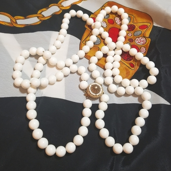 SCHIAPARELLI  Vintage White Lucite Necklace - Picture 3 of 8